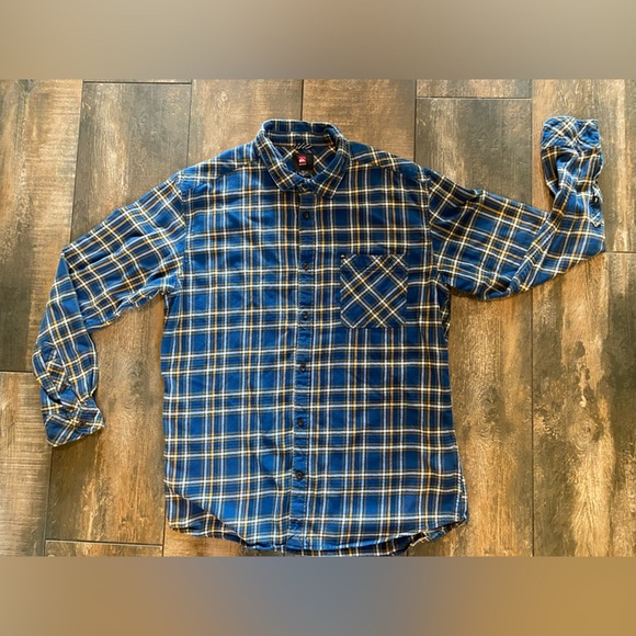 Men XL, Quiksilver Flannel Retail: $66 - Picture 1 of 8